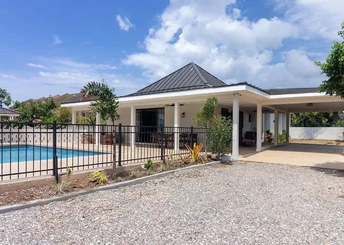 5br Luxe Retreat In Private Pool Access Runaway Bay