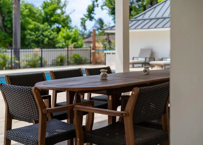 Villa 5br Luxe Retreat In Private Pool Access Runaway Bay