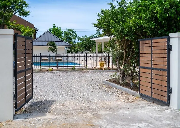 5br Luxe Retreat In Private Pool Access Villa Runaway Bay