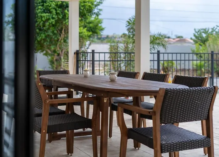 5br Luxe Retreat In Private Pool Access Runaway Bay