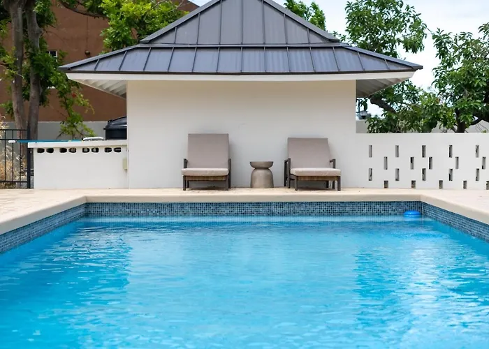 5br Luxe Retreat In Private Pool Access Villa Runaway Bay