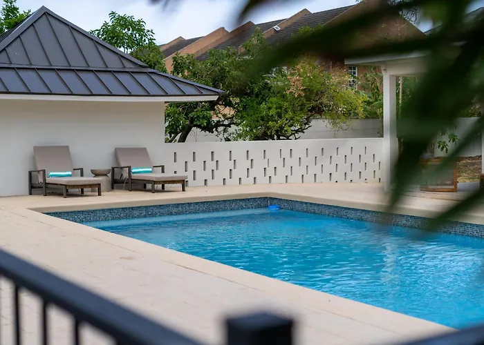 Villa 5br Luxe Retreat In Private Pool Access Runaway Bay