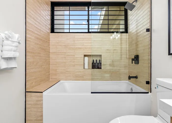 5br Luxe Retreat In Private Pool Access * Runaway Bay