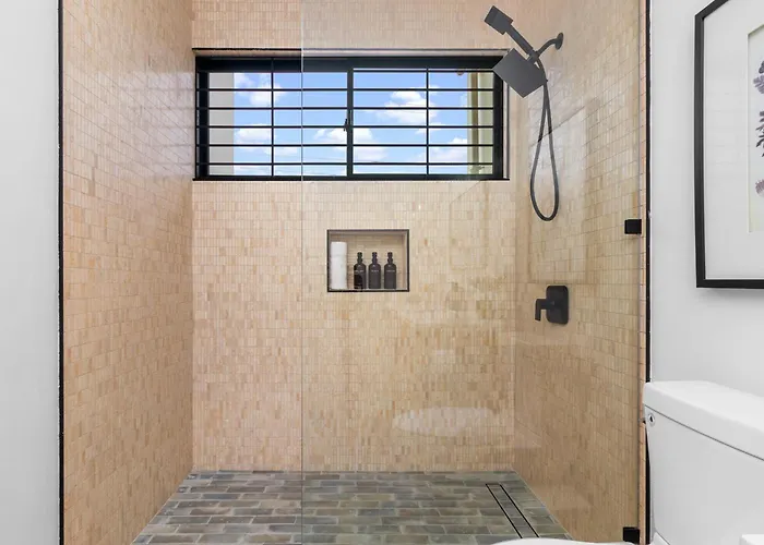 Villa 5br Luxe Retreat In Private Pool Access Runaway Bay